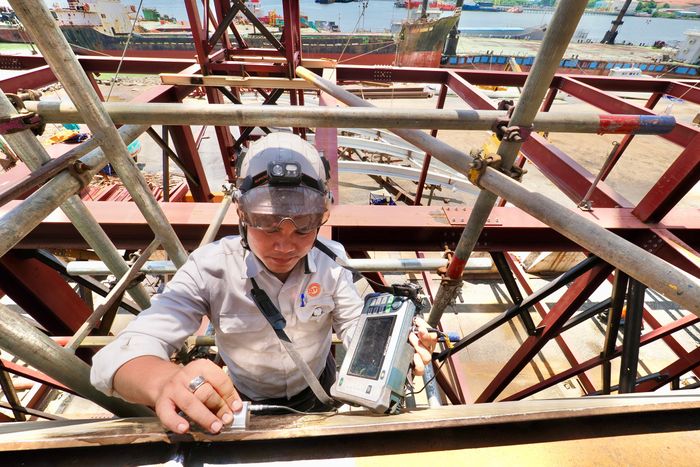  Nhân viên kỹ thuật kiểm tra cấu kiện trong quá trình tổ hợp vòm thép tại nhà máy 