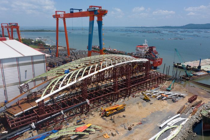  Kết cấu vòm thép mang hình tượng lá dừa nước của cầu đi bộ qua sông Sài Gòn được tổ hợp tại Nhà máy Đại Dũng. Nhìn từ trên cao, những đường cong đặc trưng của nhịp cầu đã hiện rõ. 