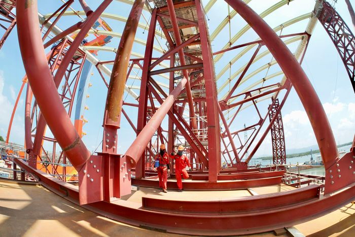  Bên trong hệ kết cấu thép của nhịp chính, các thanh vòm và hệ khung đan xen tạo nên một không gian có quy mô lớn 