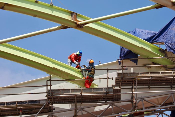  Các đường cong của hệ vòm thép tạo nên hình ảnh đặc trưng khi nhìn từ bên trong kết cấu nhịp cầu 