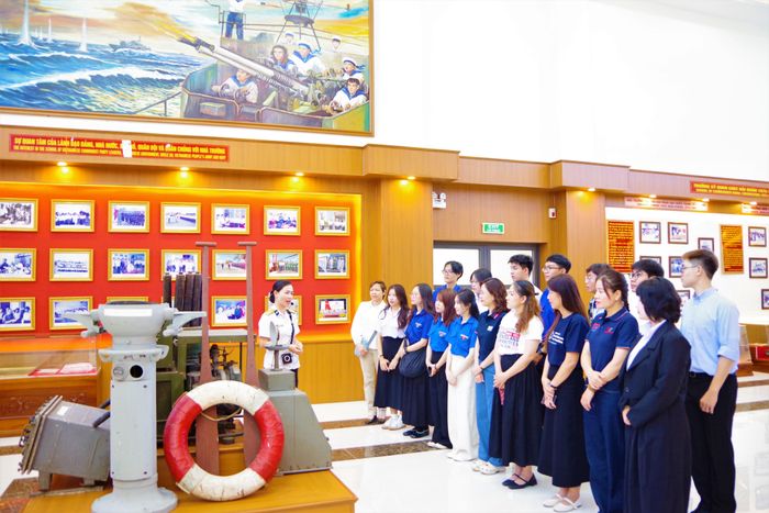  Cán bộ, giảng viên, sinh viên tham quan Phòng Truyền thống Học viện Hải quân 