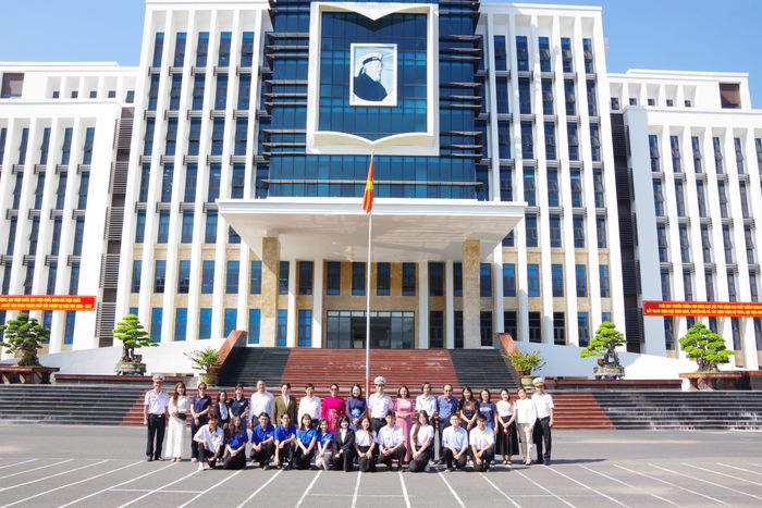  Đoàn công tác chụp ảnh lưu niệm với cán bộ, giảng viên, học viên Học viện Hải quân 