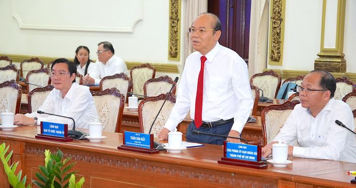  Phó Chủ tịch UBND TPHCM Trần Văn Bảy phát biểu giao nhiệm vụ đối với các cán bộ nhận quyết định. Ảnh: QUANG HUY 