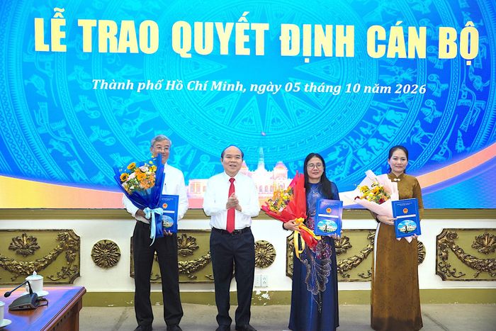  Phó Chủ tịch UBND TPHCM Trần Văn Bảy trao quyết định đến các nhân sự. Ảnh: QUANG HUY 