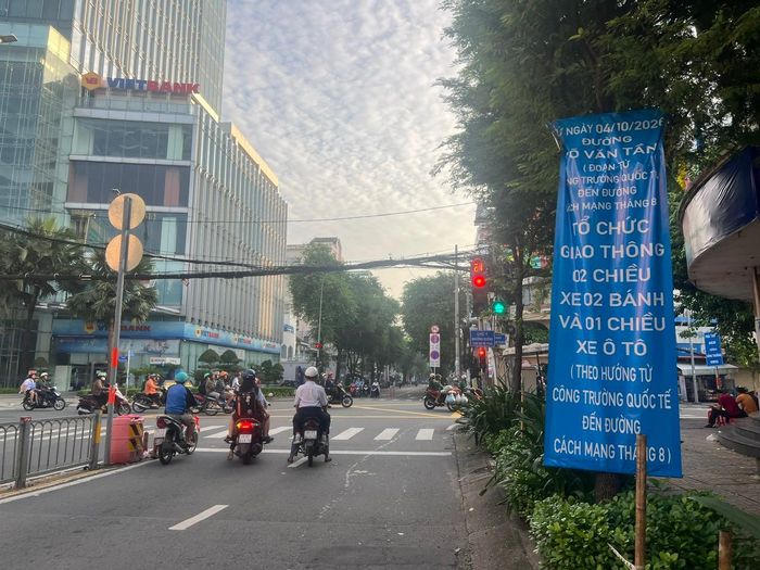Đường Võ Văn Tần xe máy được lưu thông 2 chiều. Ảnh: QUỐC HÙNG