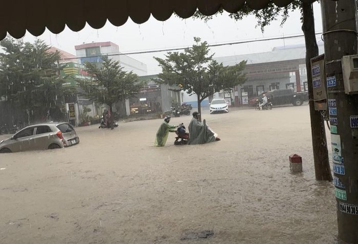  Nhiều phương tiện bị chết máy, buộc phải đẩy qua khu vực ngập sâu trên quốc lộ 27 