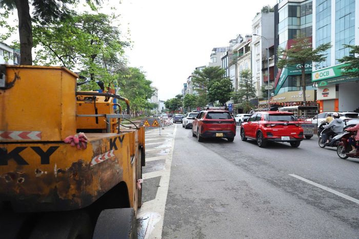  Mỗi chiều đường Ô Chợ Dừa sẽ được mở rộng thêm 5,5m sau khi xén dải phân cách. Ảnh: TIẾN CƯỜNG 