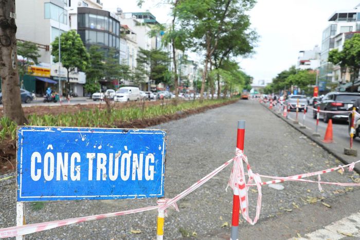  Dải phân cách giữa đường Ô Chợ Dừa được cắt xén tại 2 điểm, mỗi điểm dài khoảng 30-40m nhằm dành thêm diện tích cho phương tiện lưu thông. Ảnh: TIẾN CƯỜNG 