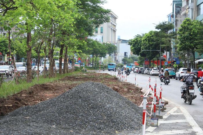  Dải phân cách giữa đường Ô Chợ Dừa được cắt xén nhằm dành thêm diện tích cho phương tiện lưu thông. Ảnh: TIẾN CƯỜNG 