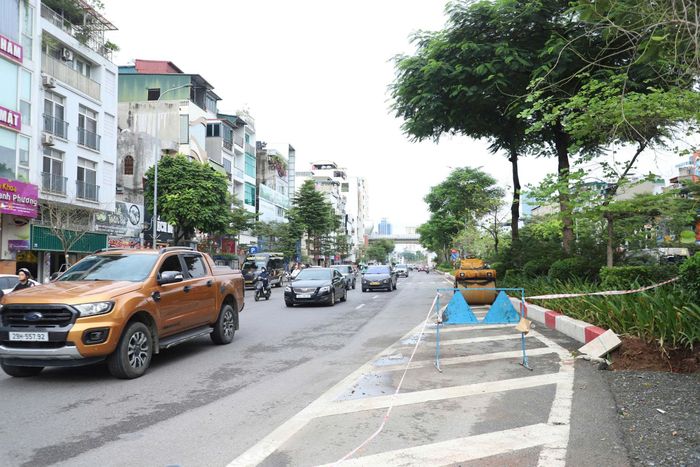  Sau khi điều chỉnh, đoạn tuyến sẽ tổ chức giao thông hai chiều, mỗi chiều gồm 3 làn xe và được ngăn cách bằng dải phân cách cố định. Ảnh: TIẾN CƯỜNG 