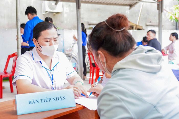 Bác sĩ Bệnh viện Nhân dân Gia Định thăm khám sức khỏe cho người dân phường Tân Thành