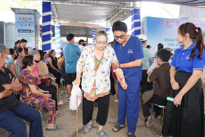  Nhân viên y tế hỗ trợ người dân khám sức khỏe, khám sàng lọc 
