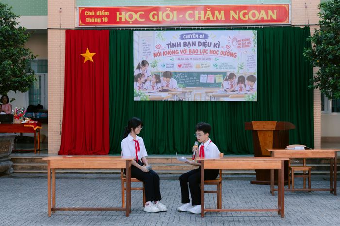 Câu chuyện xoay quanh An, một học sinh mới rụt rè.