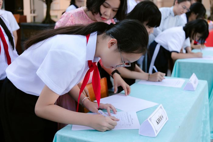 Đại diện các lớp ký cam kết nói Không với bạo lực học đường.