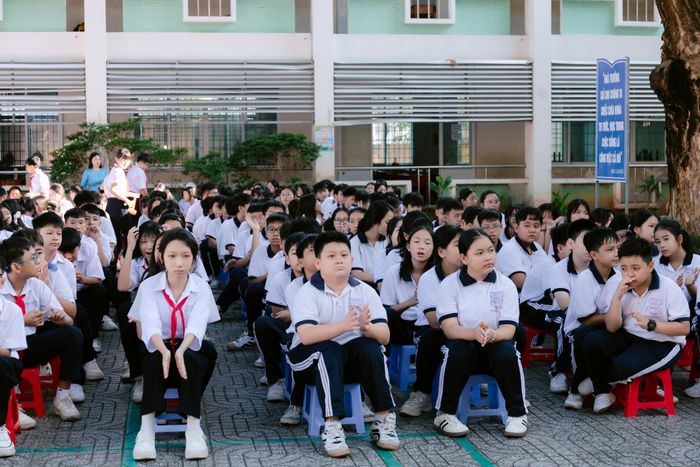 Các em học sinh chăm chú theo dõi tiểu phẩm.