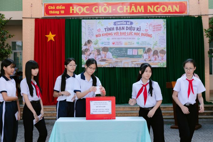 Trường THCS Kim Đồng quyên góp ủng hộ chương trình "Nghĩa tình biên giới".