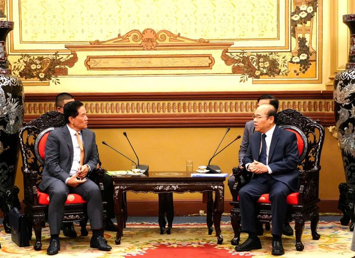 Phó Chủ tịch UBND TPHCM Trần Văn Bảy (bên phải) tiếp Đô trưởng Phnom Penh Khuong Sreng. Ảnh: THỤY VŨ