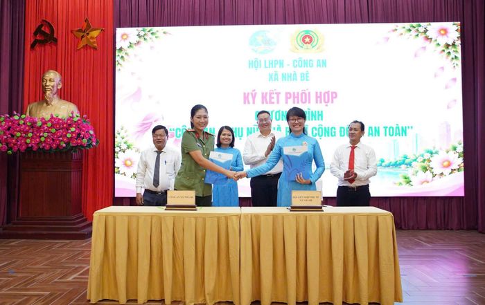  Ký kết Chương trình “Công an - Phụ nữ Nhà Bè vì cộng đồng an toàn". ẢNH: THUỲ LINH - SƠN TÙNG 