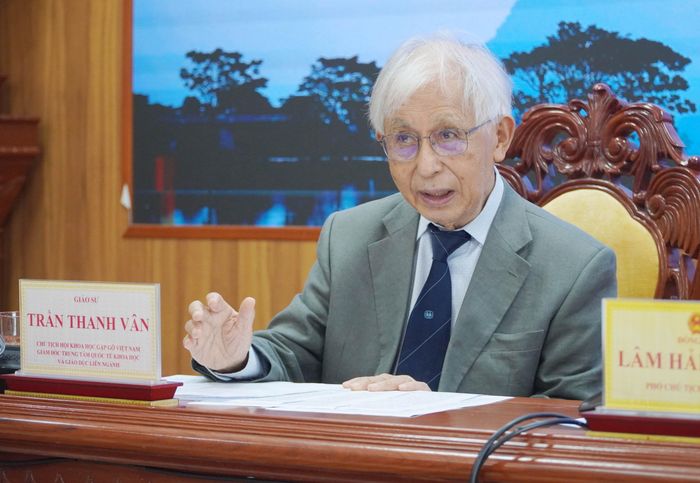  GS Trần Thanh Vân, Chủ tịch Hội Khoa học Gặp gỡ Việt Nam trao đổi tại họp báo 