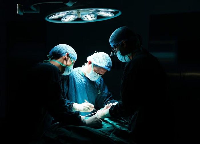 Sau phẫu thuật, người bệnh tỉnh và hồi phục tốt sau gây mê, có thể ăn nhẹ. Ảnh: Bệnh viện Bạch Mai