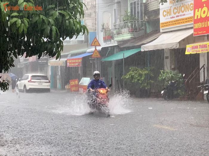 Cụ thể, các tuyến đường như Phạm Văn Xảo, Lê Thúc Hoạch, Vườn Lài, Hiền Vương (thuộc quận Tân Phú cũ)… bị ngập nhiều đoạn gần 0,5m.