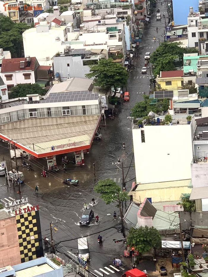 Trên đường Văn Cao (phường Phú Thạnh, quận Tân Phú cũ), mưa ngập kéo dài một đoạn gần 1km, kéo dài từ giao lộ Bình Long đến Tân Hương.