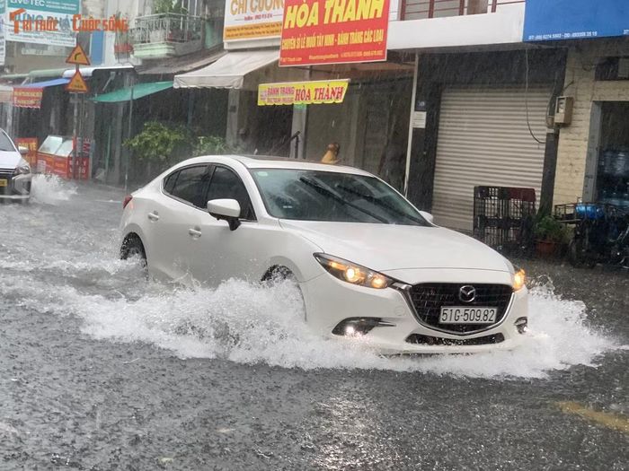 Theo Đài Khí tượng Thủy văn Nam Bộ, từ ngày 1 đến 4/10, thành phố có mưa lớn vào chiều tối. Mưa tập trung tại các khu vực Gò Vấp, Củ Chi, Hóc Môn và quận 12 cũ. Người dân cần đề phòng mưa lớn cực đoan kèm giông sét do đối lưu nhiệt.