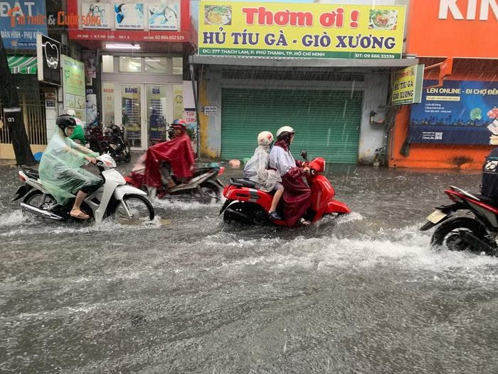 Nước bao vây khiến công việc kinh doanh, buôn bán của người dân bị ảnh hưởng.