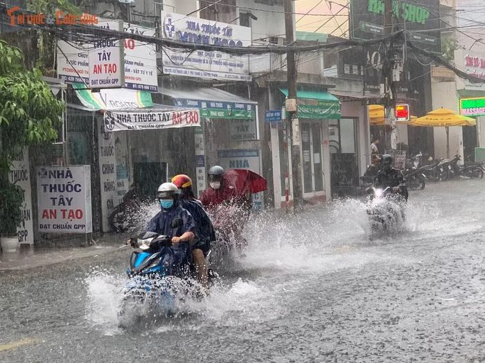 Hàng loạt tuyến đường ở khu vực quận Tân Phú cũ bị ngập trong chiều hôm nay...