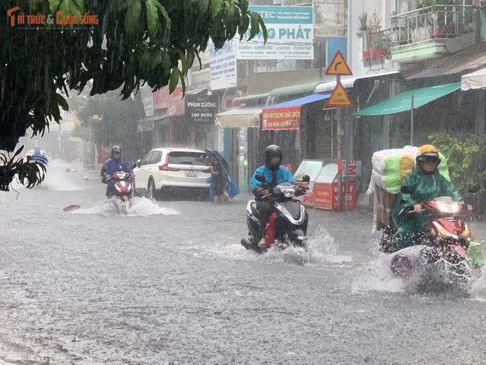 Khu vực đường Thạch Lam nước ngập như sông. “Đoạn đường này ngập hoài à. Mưa lớn lớn xíu là ngập vậy đó”, một người dân chia sẻ.
