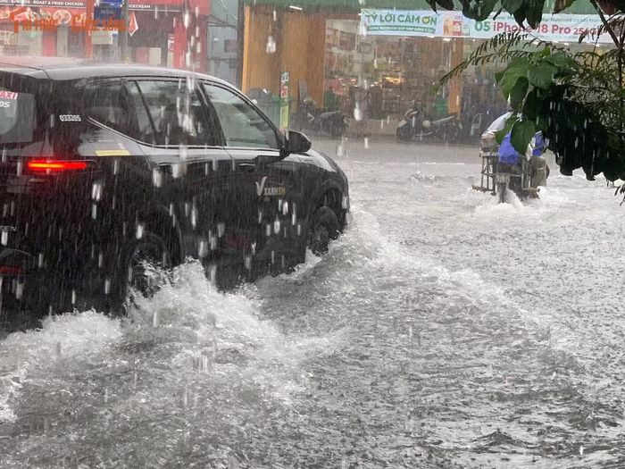Mỗi khi ô tô chạy qua tạo thành sóng nước văng tung tóe hai bên đường