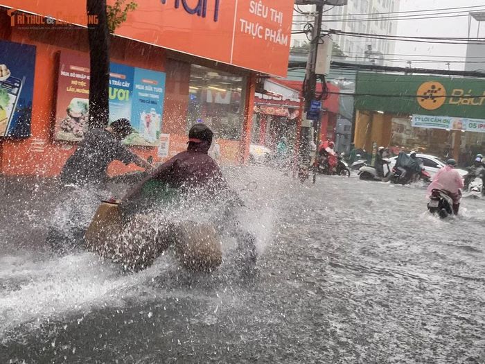 Nhiều đoạn nước ngập sâu khiến việc di chuyển của người dân khó khăn.