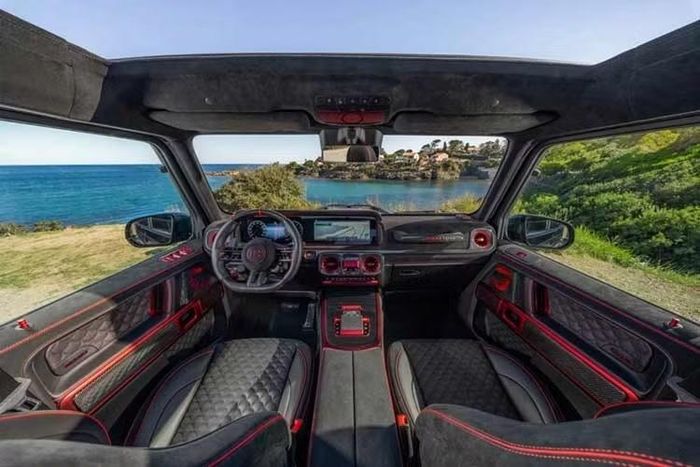 Bên trong khoang nội thất của Brabus là da màu đen kết hợp Alcantara với họa tiết chần bông hình vỏ sò. Sau đó, phủ các đường chỉ khâu, viền ghế màu đỏ sáng và các chi tiết trang trí “Rocket Red”.