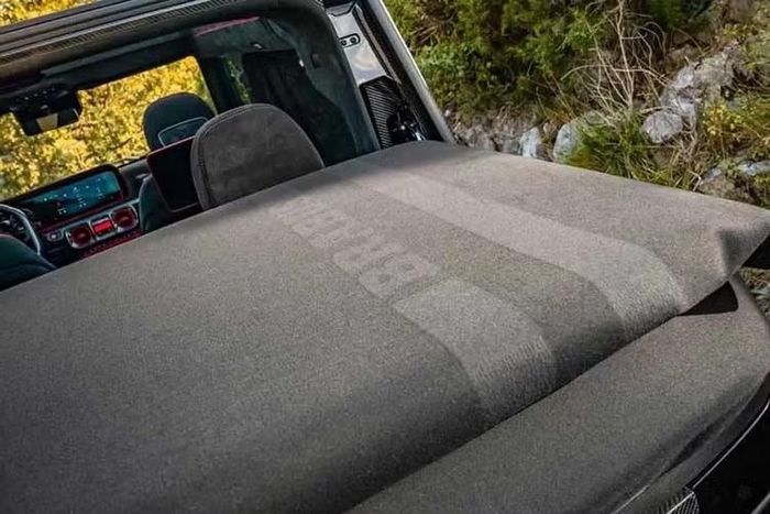 Phần mui mất 20 giây để đóng hoặc mở và tích hợp kính hậu có sưởi. Brabus cũng bổ sung một thanh mui bằng sợi carbon phía trên hàng ghế trước cùng một khung chống lật bằng thép phía sau các cửa sau, được gọi là "C-BOW".