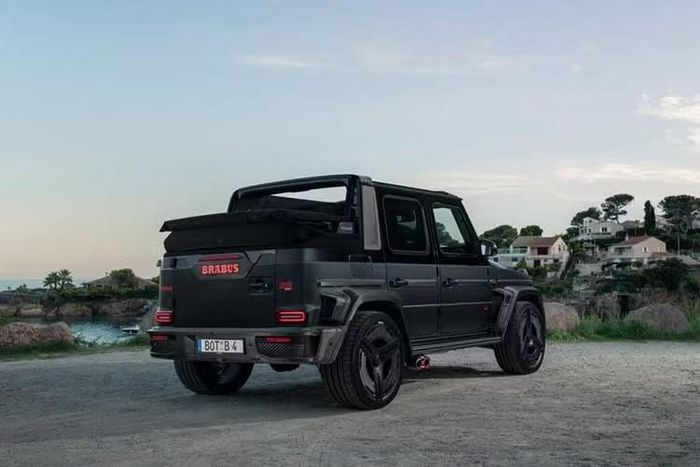 Brabus đã biến dòng G-Class thành cỗ máy lai giữa siêu xe và chiếc SUV địa hình cho những chủ nhân siêu giàu. Brabus 900 Rocket Edition Cabrio được phát triển từ Mercedes-AMG G63, đây cũng là chiếc G63 mui trần có bốn cửa, vừa có màn ra mắt tại Triển lãm Du thuyền Monaco