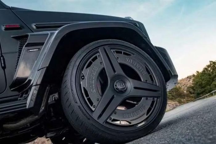 Brabus đã phát triển hơn 500 linh kiện mới dành riêng cho phần mui mềm điều khiển điện hai mảnh, đồng thời gia cố thân xe toàn diện để duy trì độ cứng vững tương đương với dòng G-Class mui cứng tiêu chuẩn.