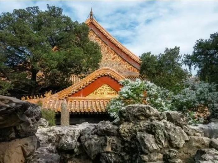Bên trong Vườn Càn Long, hòn non bộ được thiết kế tạo ra nhiều lớp không gian.
