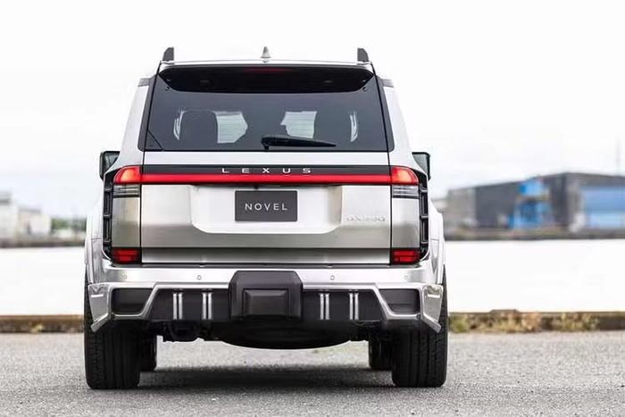 Mẫu xe này trang bị động cơ V6 3.4L tăng áp kép, cho công suất 349 mã lực và mô-men xoắn cực đại 650 Nm, kết hợp với hộp số tự động 10 cấp. So với động cơ V8 tiền nhiệm, GX 550 mạnh hơn, nhẹ hơn và hiệu quả hơn, đồng thời có khả năng kéo tối đa lên đến 4.125 kg.