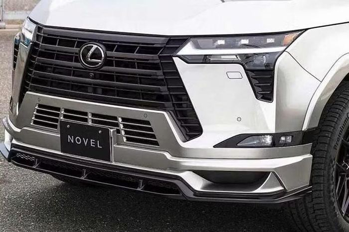 Nếu không quan sát kỹ, bộ body kit này thậm chí có thể bị nhầm với phụ kiện nguyên bản của Lexus. Novel cho biết bộ kit hiện chỉ tập trung vào ngoại thất, không thay đổi nội thất hay hệ truyền động của GX550.