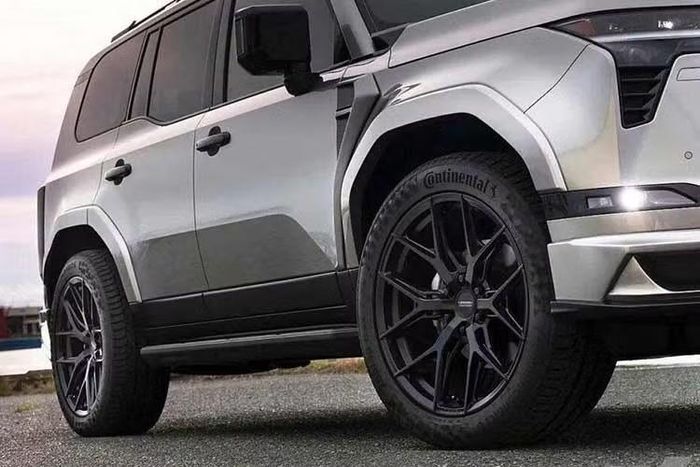 Về nguyên bản, Lexus GX 550 2026 được xây dựng trên nền tảng TNGA-F với kết cấu khung thang nhẹ nhưng cứng vững, hệ thống treo trước tay đòn kép và treo sau đa liên kết, đi kèm hệ thống treo thích ứng AVS và trợ lực lái điện tiêu chuẩn.