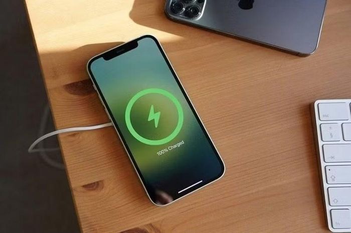 Sạc điện thoại đến 100% không trực tiếp làm hỏng pin, nhưng người dùng nên tránh duy trì mức đầy trong thời gian dài.