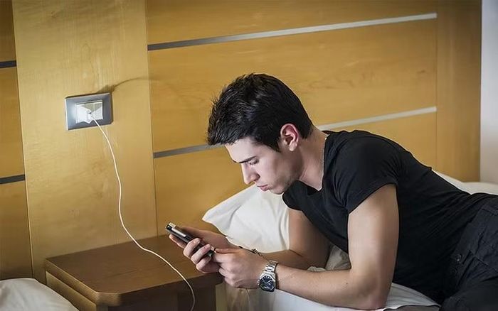 Hạn chế vừa sạc vừa thực hiện các tác vụ nặng để kiểm soát nhiệt độ smartphone.