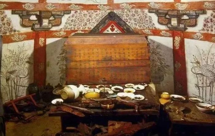 Một ngôi mộ thời Liêu ở Trung Quốc gây chú ý khi các nhà khảo cổ phát hiện bàn tiệc với trái cây, bánh, hạt dẻ và rượu vang được bảo tồn đặc biệt. Ảnh: @Sohu.
