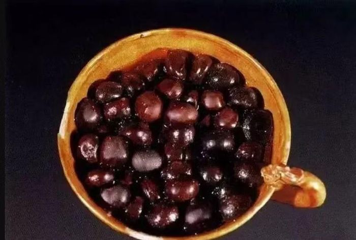 Nhiều loại quả đã khô, chỉ còn lại hạt hoặc phần xác, nhưng một số hạt dẻ vẫn giữ được hình dạng và lớp vỏ khá nguyên vẹn. Ảnh: @Sohu.