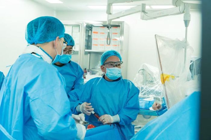 Ê-kíp can thiệp cho bệnh nhân - Ảnh BVCC
