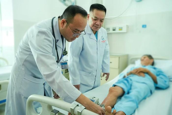 Thăm khám cho người bệnh sau can thiệp - Ảnh BVCC