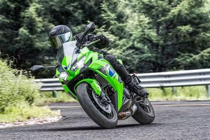 Kawasaki Ninja 650 2027 sẽ được cung cấp với 3 tùy chọn màu gồm xanh Lime Green, xám nhám Metallic Matte Graphenesteel Gray phối đen Metallic Spark Black và đen Metallic Flat Spark Black phối xám Metallic Carbon Gray mới. Mức giá xe hiện vẫn chưa được công bố.
