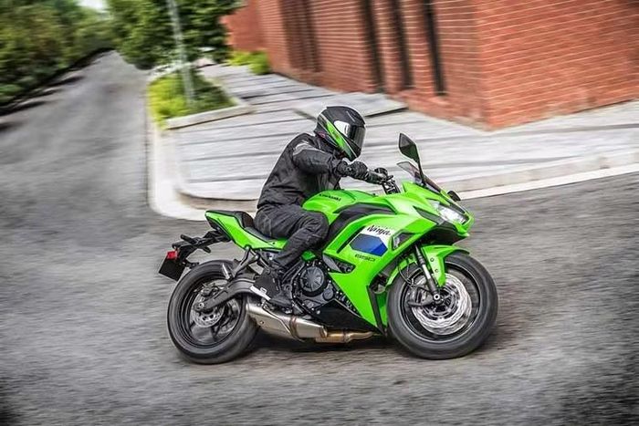 Kawasaki Ninja 650 2027 sở hữu chiều cao yên xe 785mm và trọng lượng ướt được công bố là 194kg khi bình xăng 15 lít được đổ đầy 90%. Hệ thống kiểm soát lực kéo và 2 chế độ lái được trang bị sẵn. Trong khi đó quickshift là tuỳ chọn.
