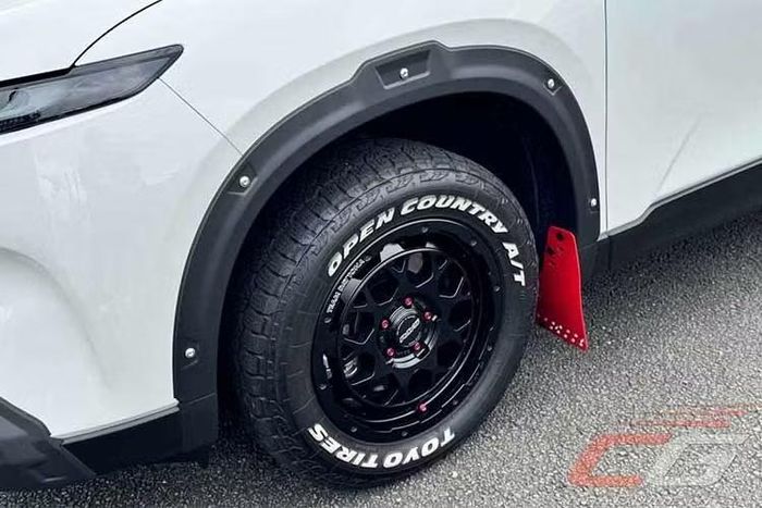 Một chi tiết màu đỏ nằm bên trong cụm đèn thoạt nhìn có vẻ chỉ mang tính trang trí. Tuy nhiên, khi quan sát từ góc bên, phần này thực chất được khắc số “5”.
