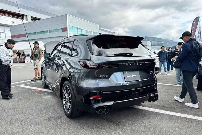 Bộ bodykit KM-07 độ Mazda CX-5 2027 tập trung nhấn mạnh vẻ thể thao và năng động của ngôn ngữ thiết kế Kodo. Autoexe bổ sung các chi tiết màu đen bóng ở khu vực vòm bánh xe và ốp sườn, kết hợp cánh ốp gầm trước, sau thiết kế nhô ra, các chi tiết cắt kim cương và ốp sườn sắc nét hơn.